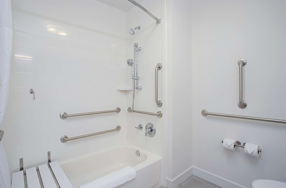 Room, 2 Queen Beds, Accessible, Bathtub photo 2