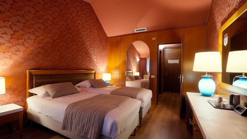 Economy Twin Room - Photo 4