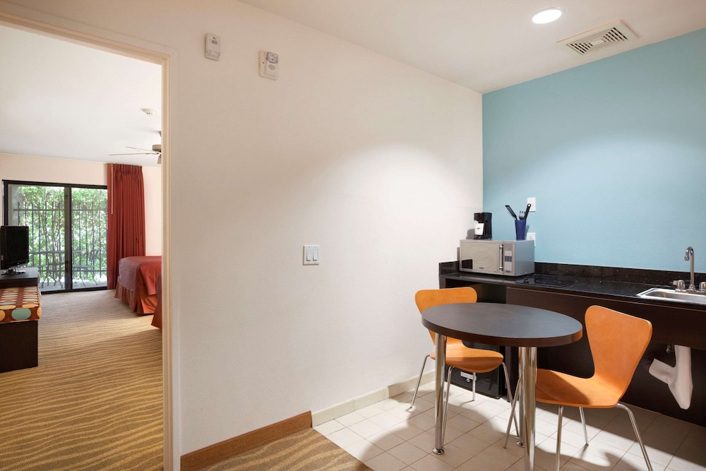 Room, 2 Queen Beds, Accessible, Non Smoking (Ground Floor, Mobility Accessible) - Photo 2