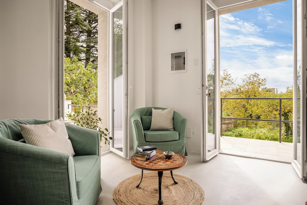 Classic Apartment, 2 Bedrooms, Hill View photo 1