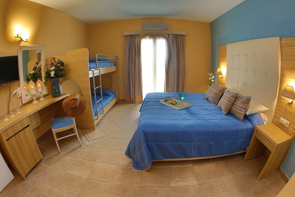 Classic Quadruple Room, Garden View