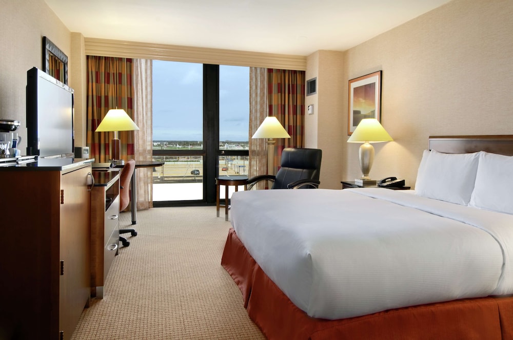 Room, 1 King Bed (Runway View) - Photo 5