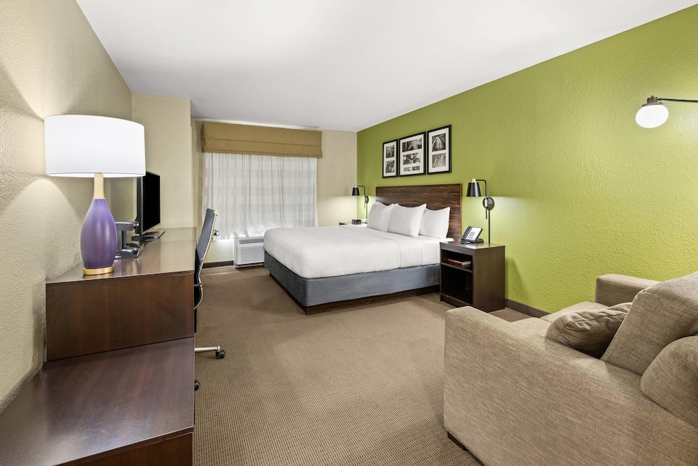 Standard Room, 1 King Bed - Photo 1