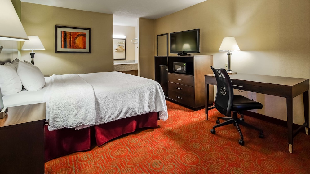 Standard Room, 1 Queen Bed, Non Smoking, Refrigerator & Microwave photo 1