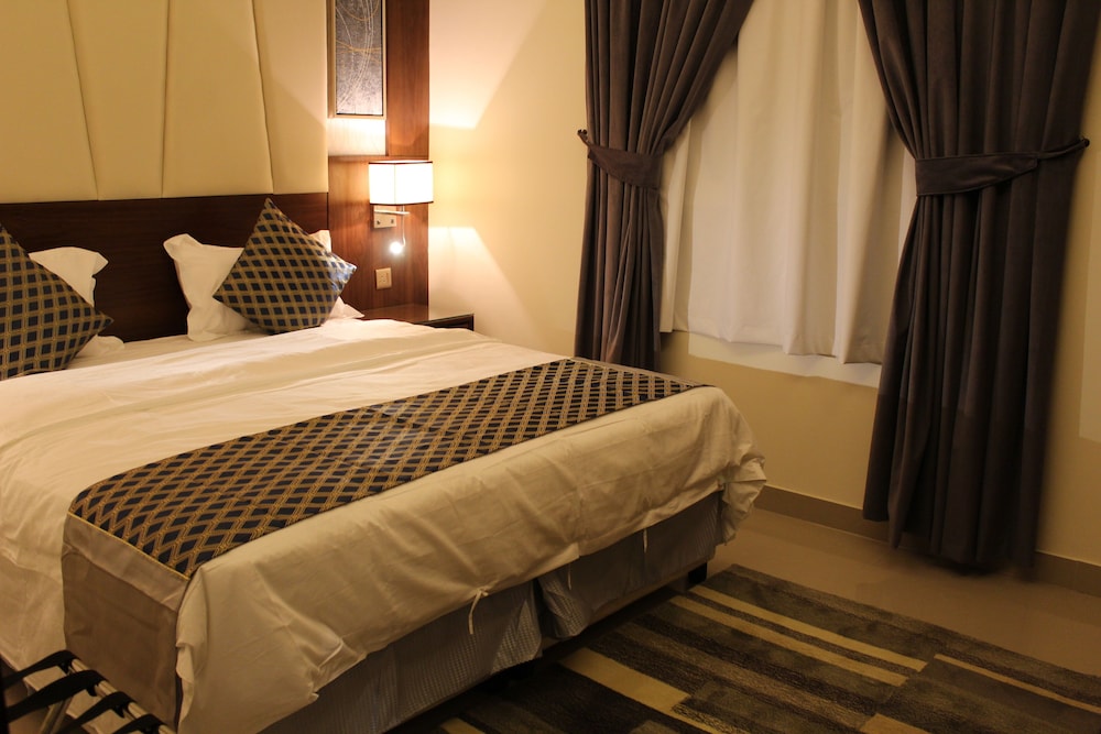 Luxury Apartment, 1 King Bed with Sofa bed, Kitchen, City View