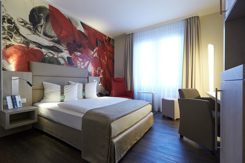 Standard Room, 1 Queen Bed photo 2