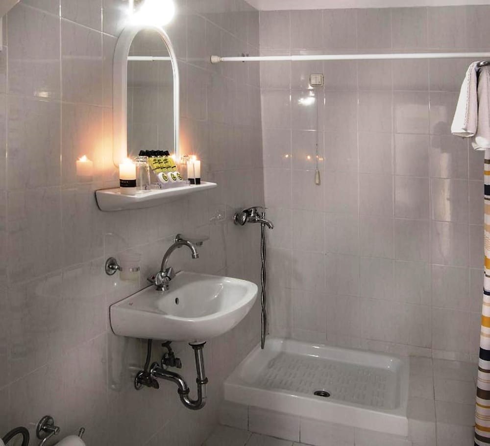 Basic Quadruple Room photo 2