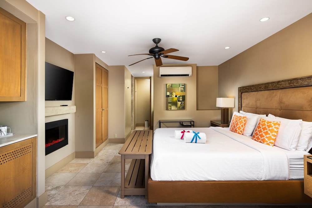 Luxury Suite, Patio, Pool View photo 3