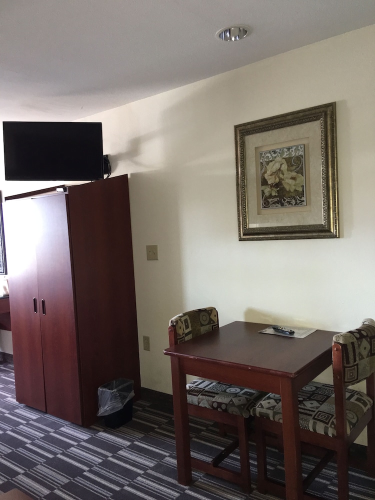 Studio Suite, 1 Queen Bed, Jetted Tub photo 2