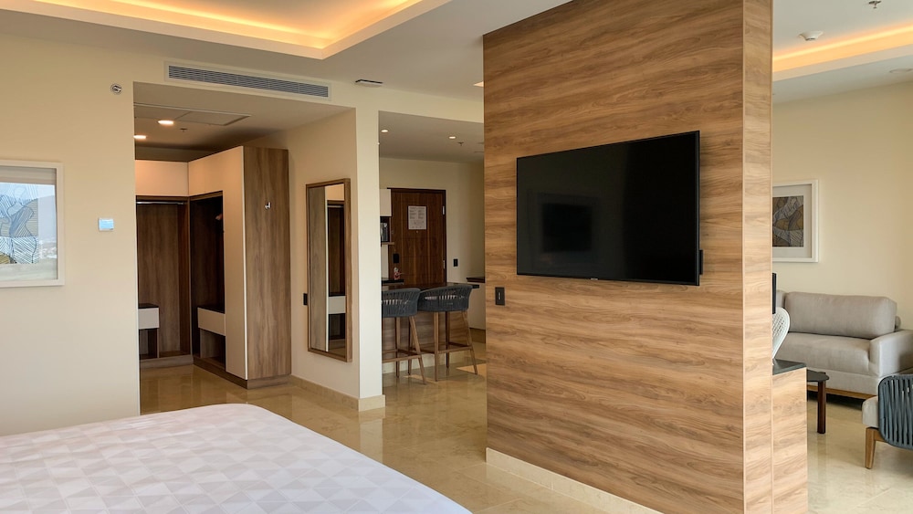 Suite, 1 King Bed (Top Floor) - Photo 9