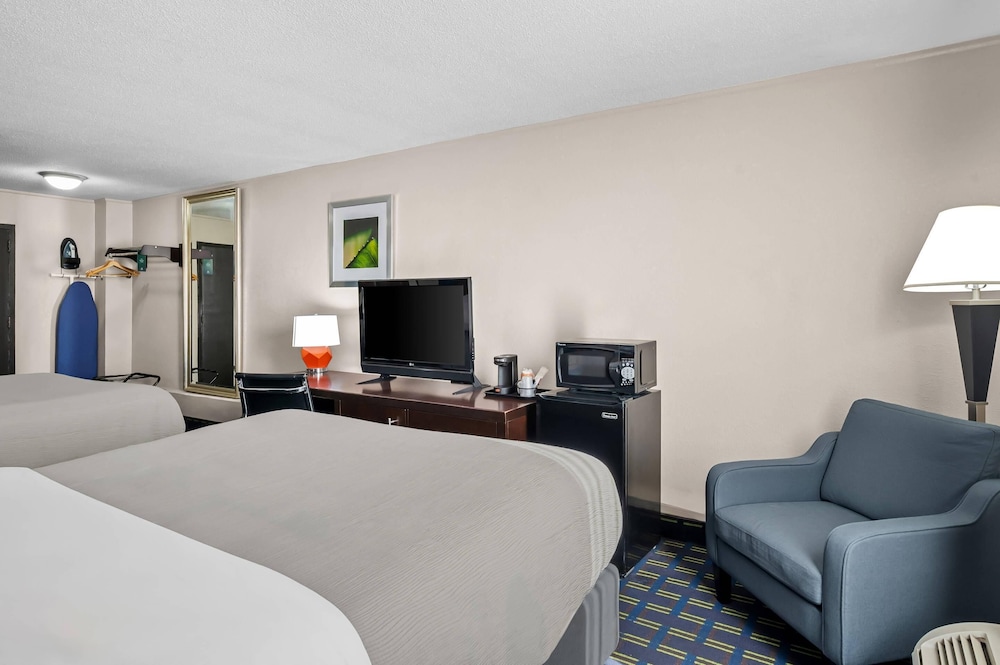 Standard Room, 2 Queen Beds, Non Smoking - Photo 3