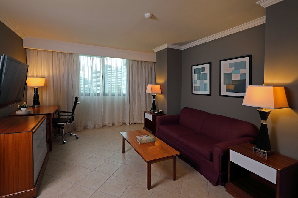 Suite, 1 Bedroom - Photo 11