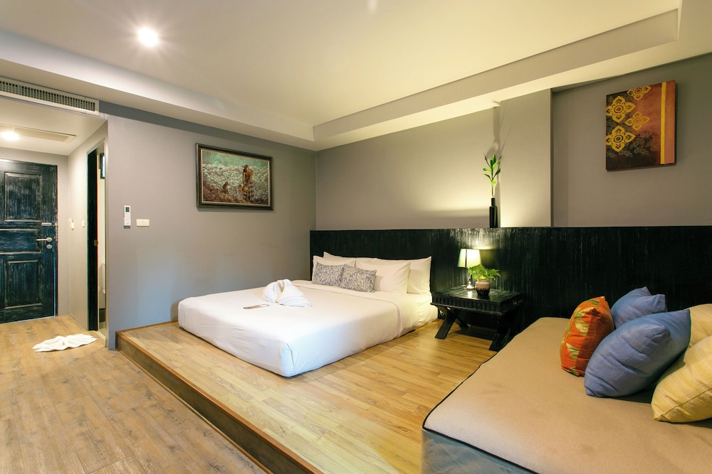 City Room - Photo 12