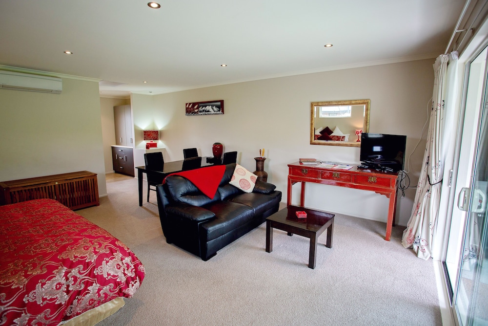 Premium Studio Suite, 1 King Bed, Non Smoking, Mountain View