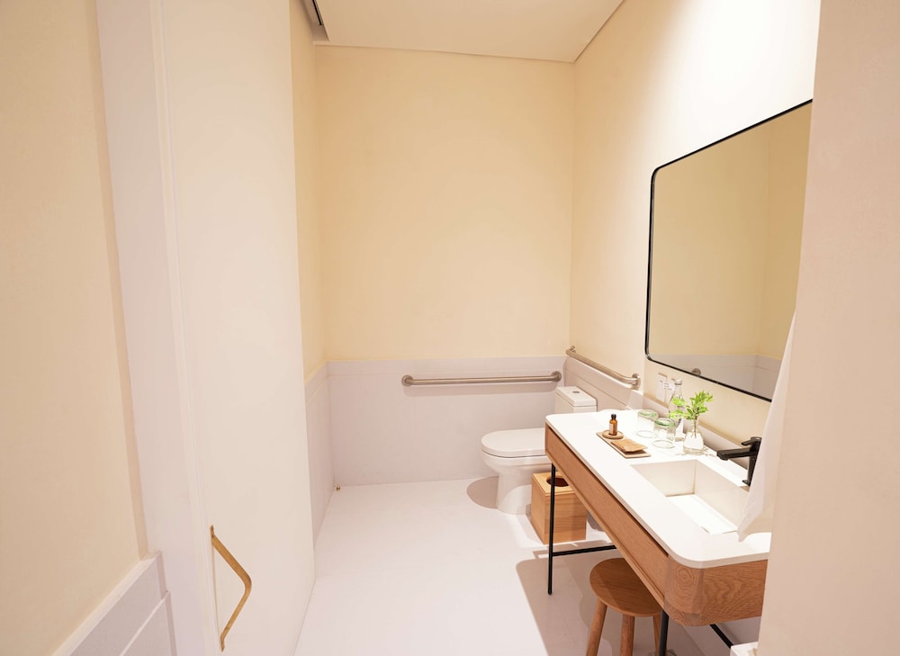 Room, 1 King Bed, Accessible (Roll-In Shower) - Photo 10