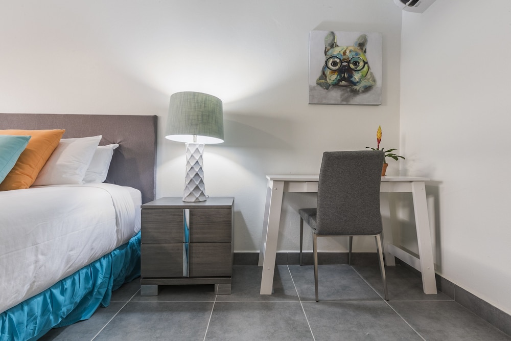 Deluxe Studio Suite, 1 King Bed, Balcony photo 3