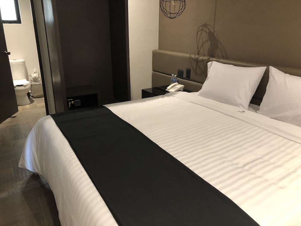 Superior Room, 1 King Bed, Courtyard View photo 1