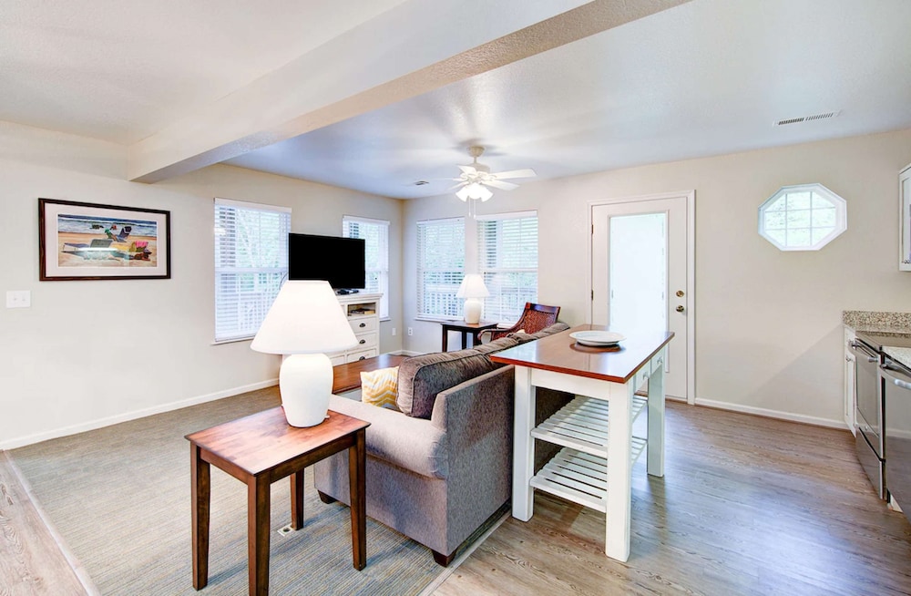 1 Bedroom 1king or 1queen Suite with Balcony photo 1