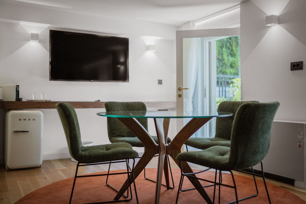 Suite - Photo 13