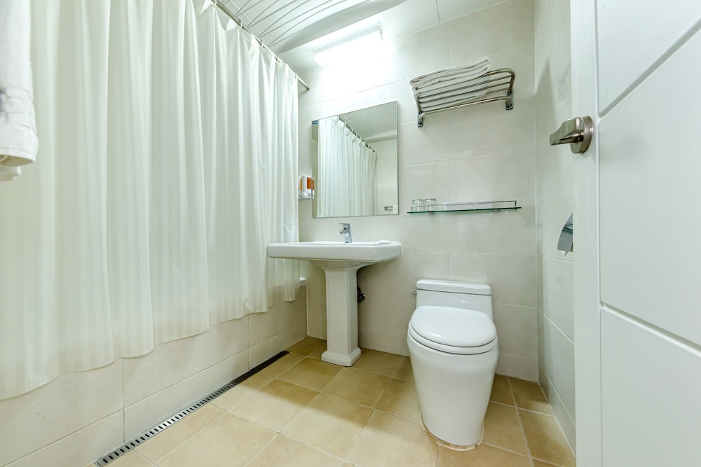 Standard Twin Room (B, Double Bed +Single Bed) photo 3