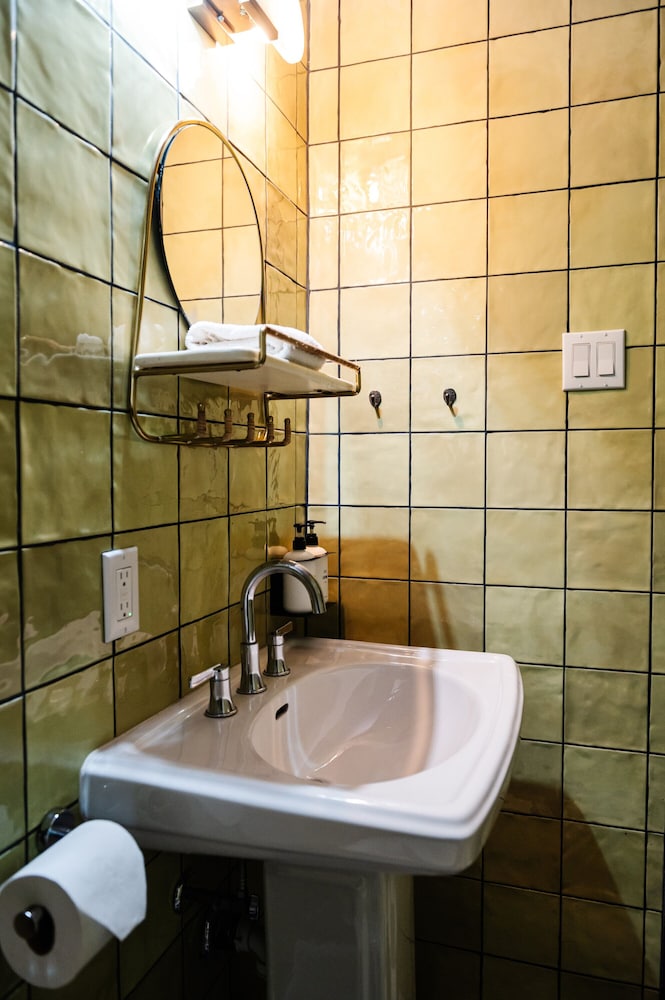 Double Queen Suite (24/7 Front Desk) - Photo 12