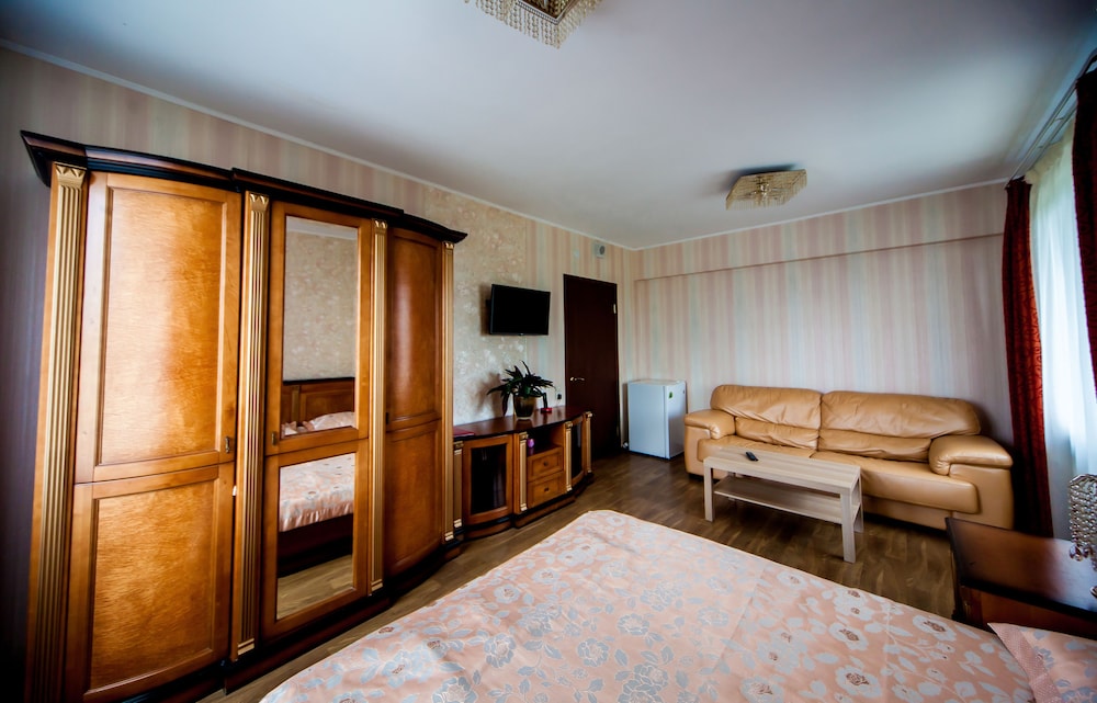 Standard Suite, 1 King Bed, Non Smoking photo 2
