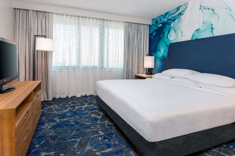 Premium Room, 1 King Bed, Accessible, Bathtub (Mobility & Hearing, In-room air purification) - Photo 4