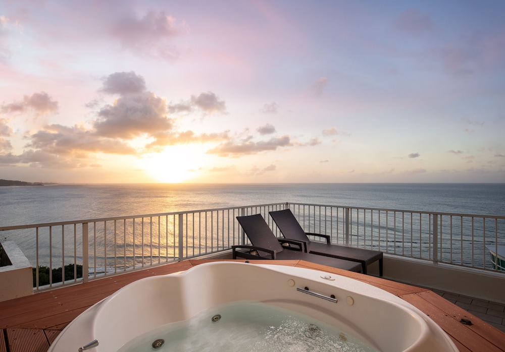 Ocean Front Corner Suite (Club Lounge Access) - Photo 2