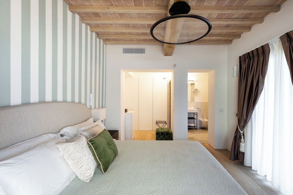 Comfort Room, 1 King Bed, Private Bathroom, Hill View