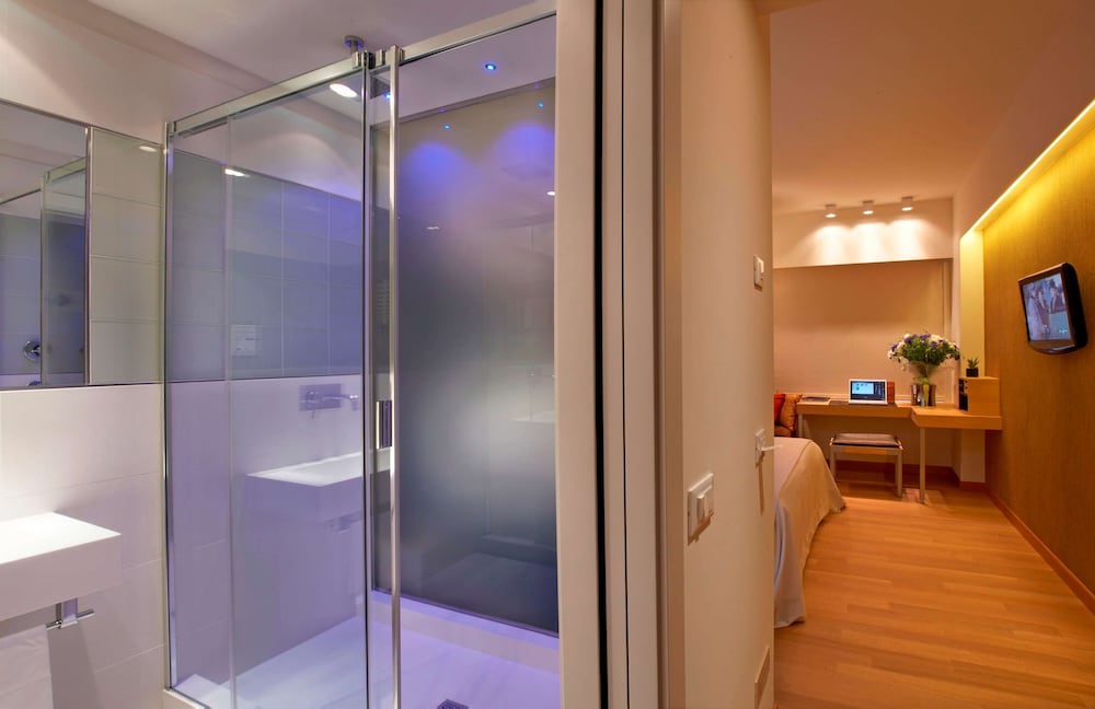 Standard Room, Multiple Beds - Photo 6