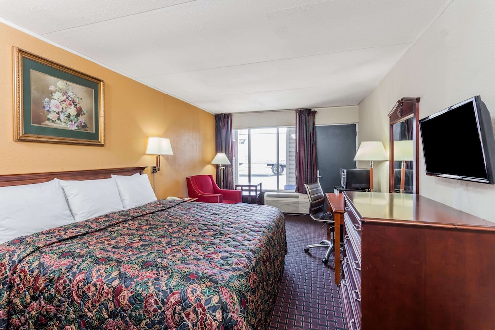 Standard Room, 1 King Bed - Photo 1