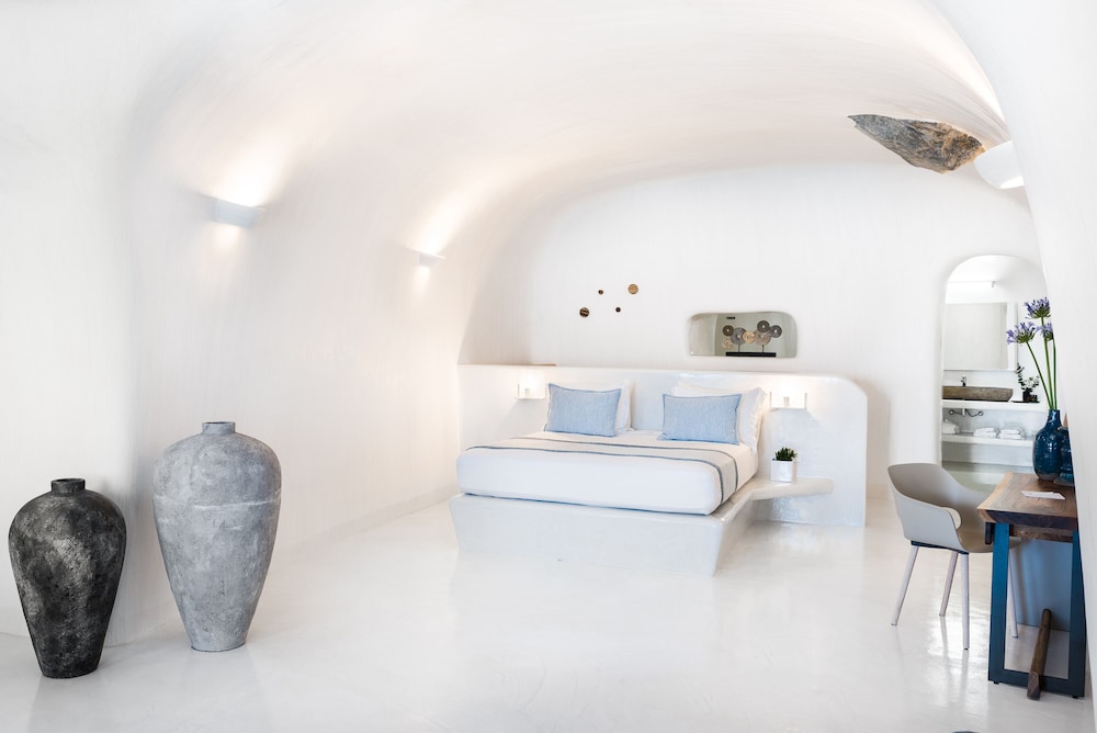 Cave Villa with outdoor heated plunge pool photo 2