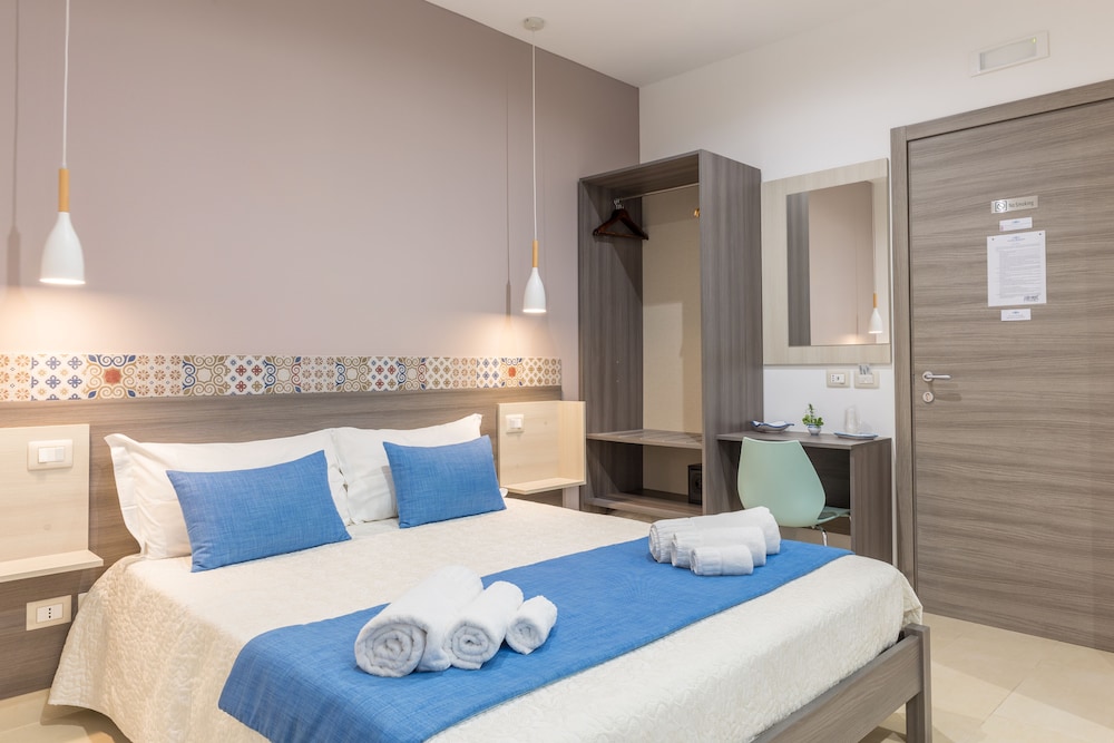 Deluxe Triple Room, 1 Bedroom, Refrigerator photo 1