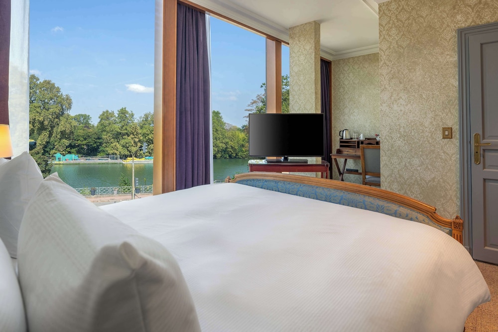 Deluxe Room, 1 King Bed - Photo 7