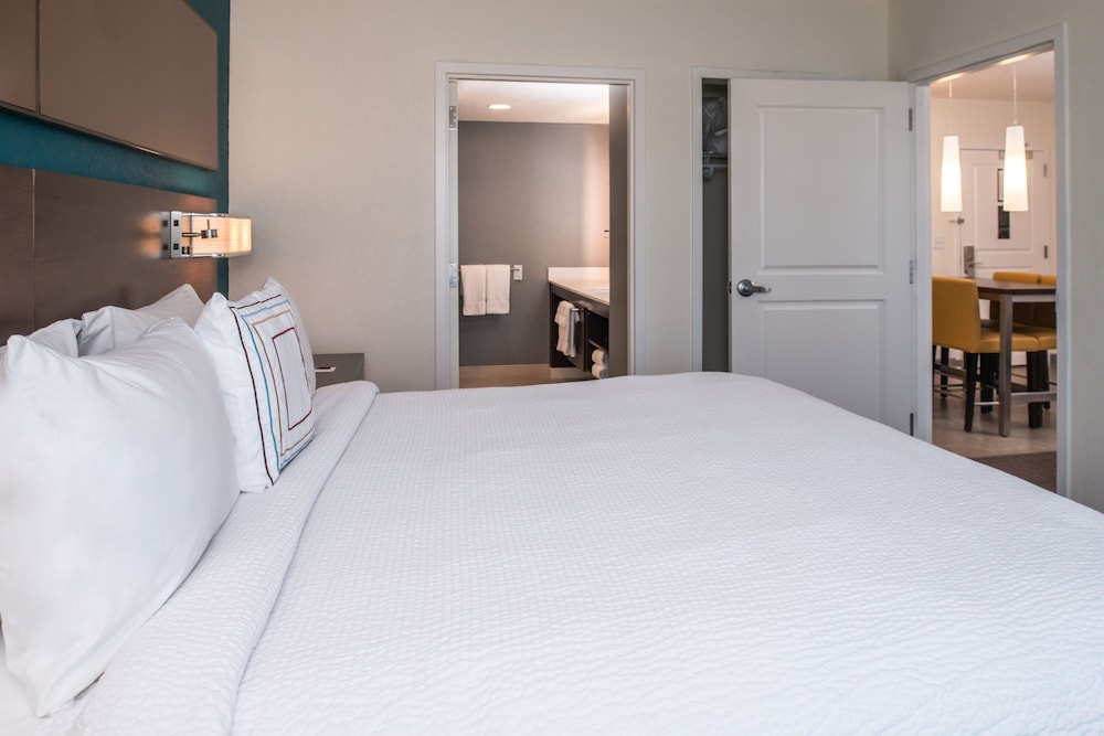 Suite, 1 Bedroom (Mobility/Hearing Access, Roll-In Shwr) photo 3
