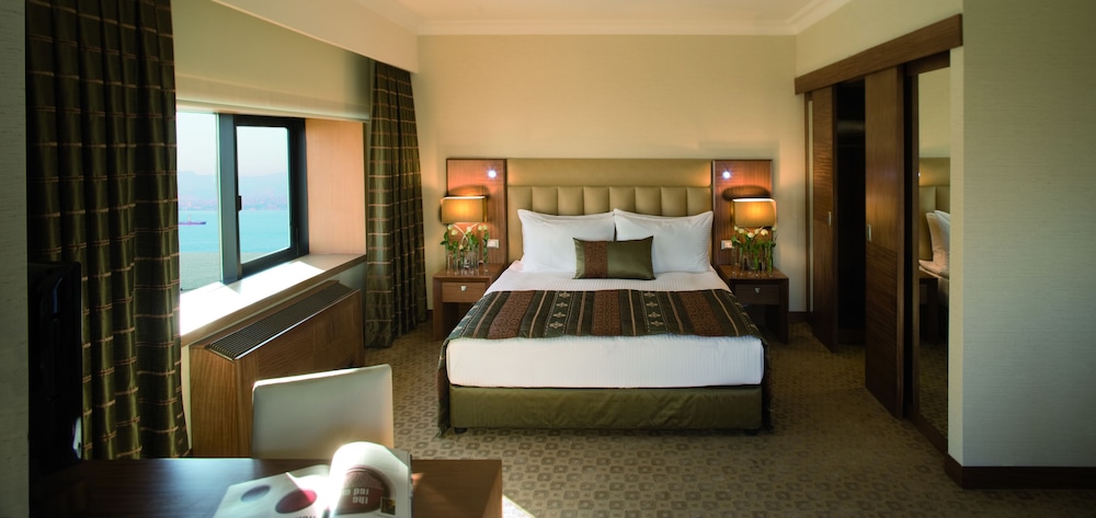 Superior Room, 1 King Bed, Partial Sea View