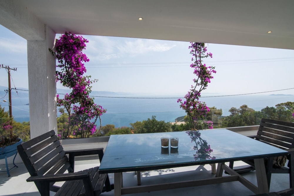 Villa, Smoking photo 3