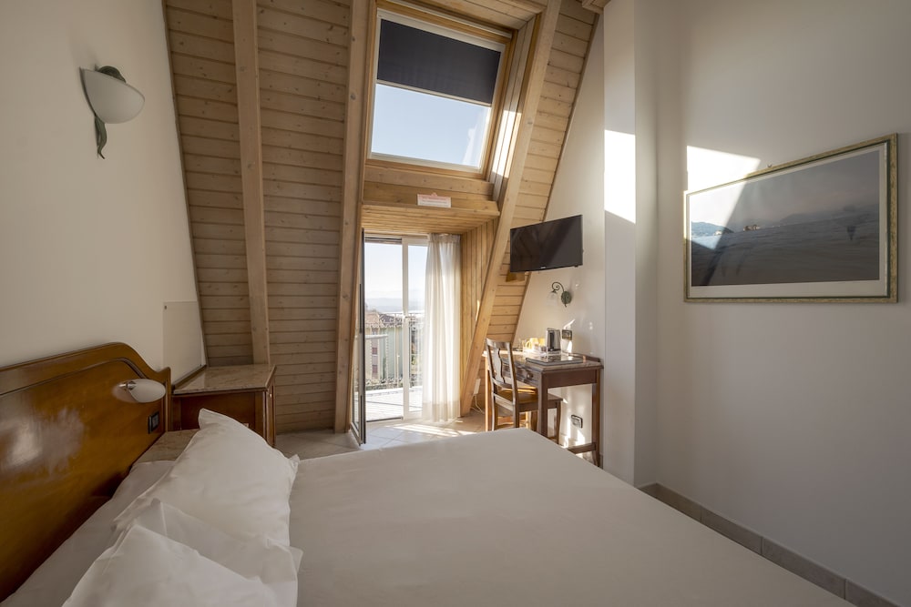 Superior Double Room, 1 Queen Bed, Courtyard Area, photo 6
