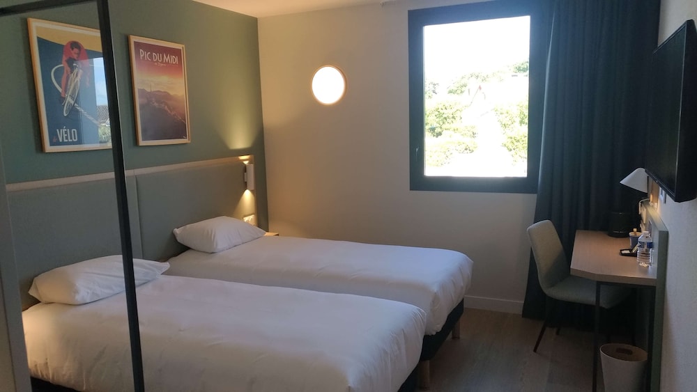 Standard Room, 2 Twin Beds - Photo 1