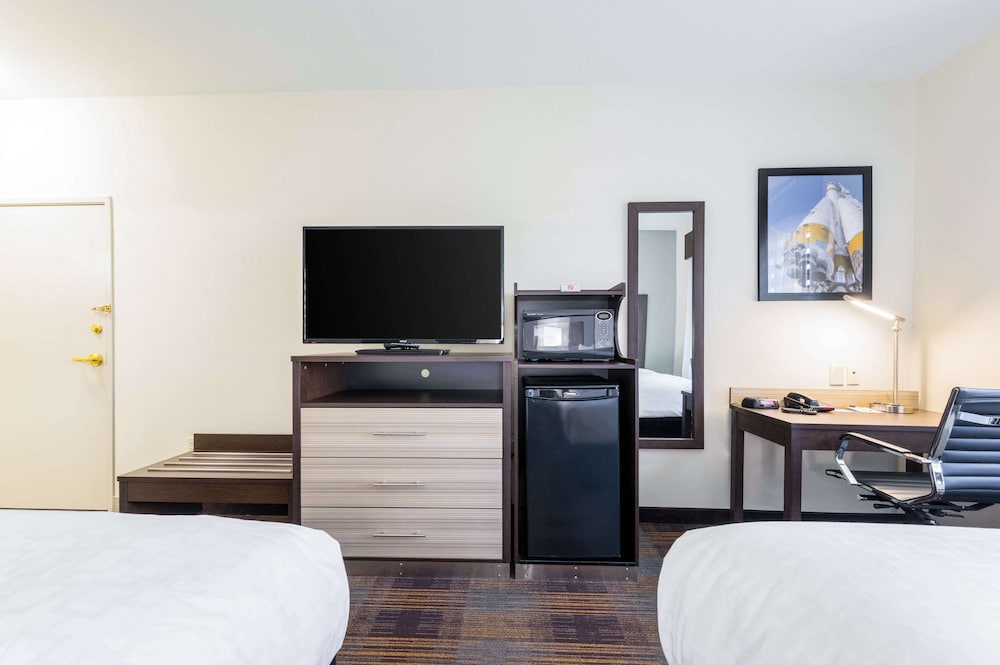 Standard Room, 2 Queen Beds, Non Smoking - Photo 2
