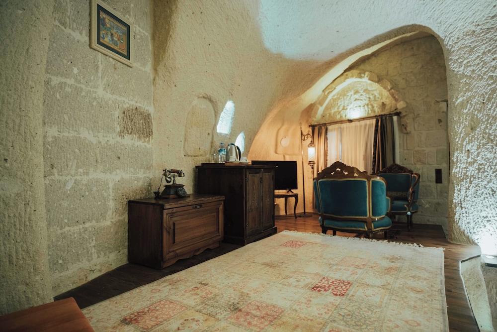King Cave Suite with Stone Bathtub - Photo 4