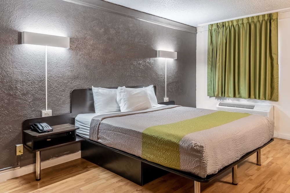 Deluxe Room, 1 King Bed, Accessible, Non Smoking - Photo 1