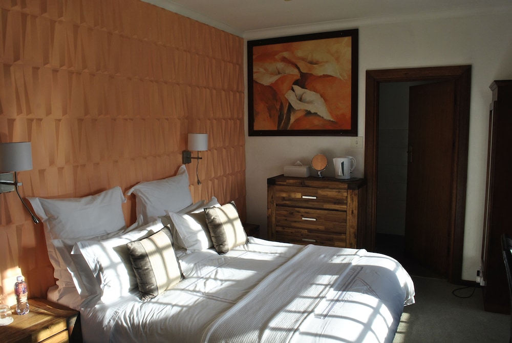 Elgin Cotswold Executive, Queen Bed, Ground Floor, Exit to Garden