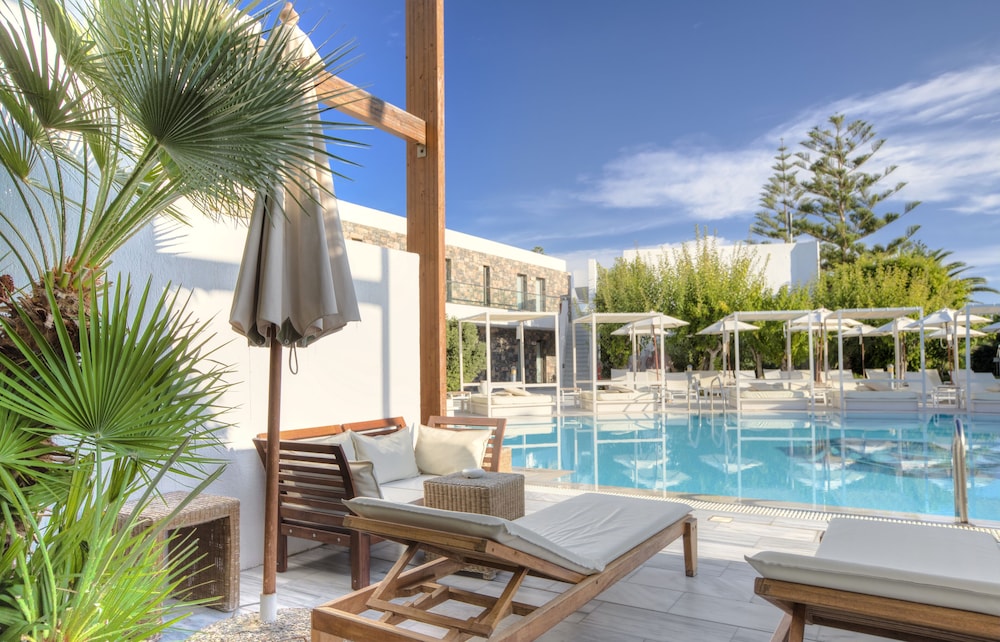 Casual Swim-Up with large Shared Pool