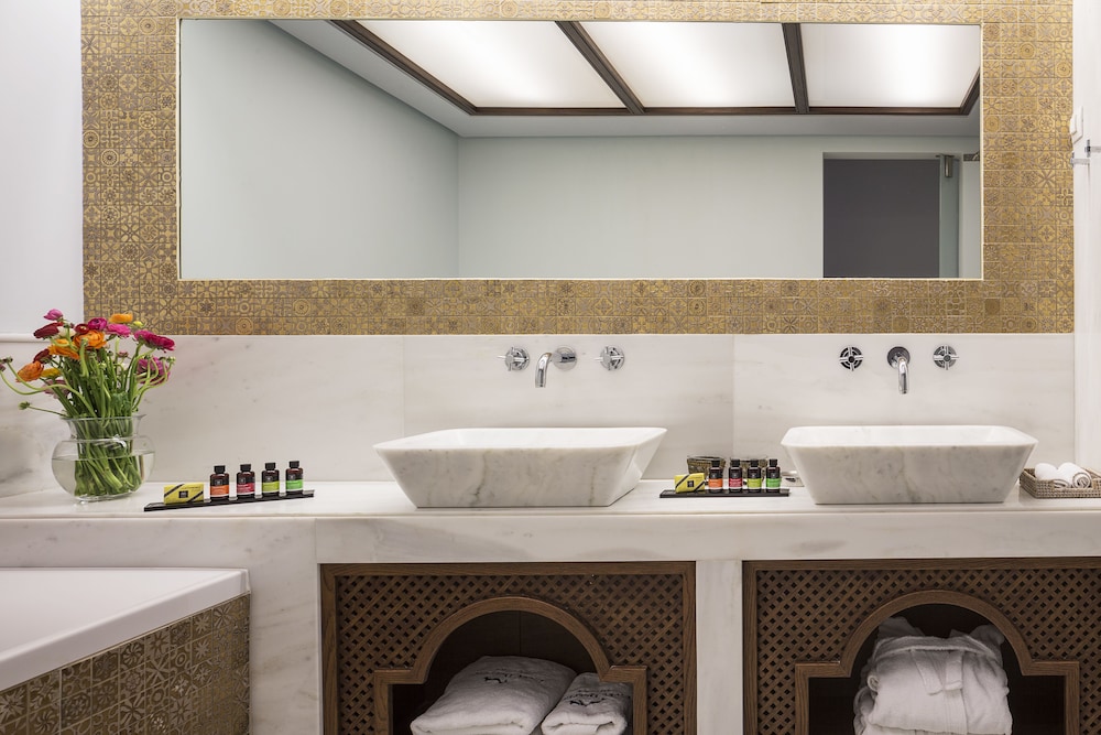 Executive Suite - Photo 15
