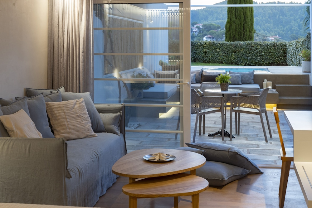 Superior Room, Jetted Tub, Garden Area - Photo 6