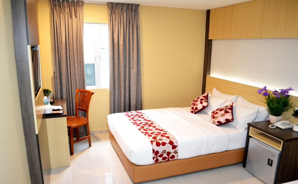 Deluxe Room, 1 Queen Bed photo 3