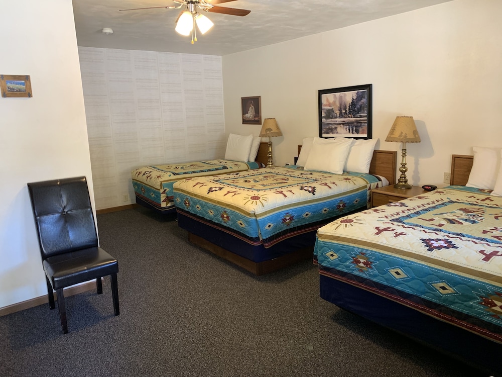 Triple Room (Two queen beds and one Twin bed)