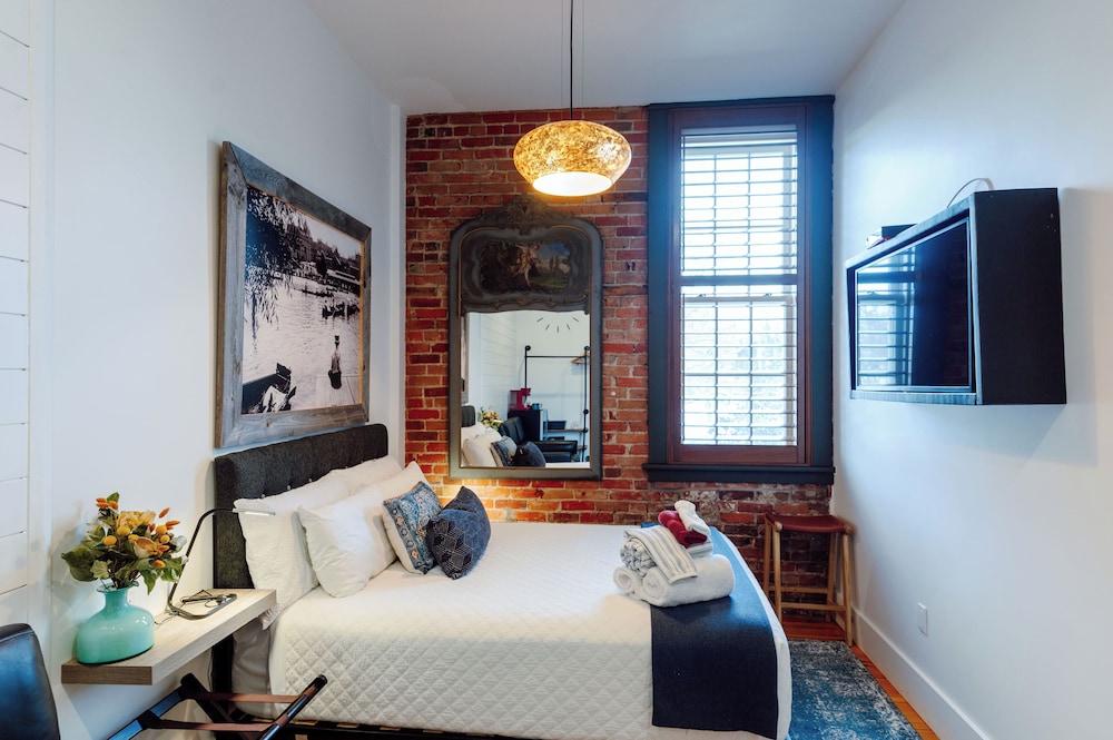 Comfort Room, River View