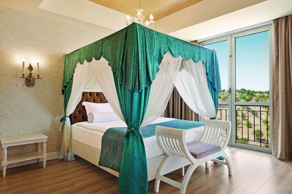 Royal Suite, 1 King Bed - Photo 3